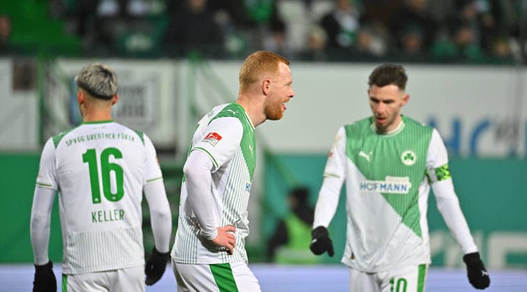 20.02.2026 - Fussball - Saison 2025 2026 - 2. Fussball - Bundesliga - 23. Spieltag: SpVgg Greuther Fürth ( Kleeblatt SGF ) - DSC Arminia Bielefeld - Sportfoto Zink MeZi - xmexzix - DFL regulations prohibit any use of photographs as image sequences and or quasi-video - only for editorial use - Aaron Keller (16, SpVgg Greuther Fürth ) Paul Will (13, SpVgg Greuther Fürth ) Branimir Hrgota (10, SpVgg Greuther Fürth ) enttäuscht Enttäuschung