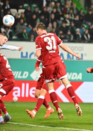 20.02.2026 - Fussball - Saison 2025 2026 - 2. Fussball - Bundesliga - 23. Spieltag: SpVgg Greuther Fürth ( Kleeblatt SGF ) - DSC Arminia Bielefeld - Sportfoto Zink MeZi - xmexzix - DFL regulations prohibit any use of photographs as image sequences and or quasi-video - only for editorial use - Robin Knoche (31, Arminia Bielefeld ) erzielt Treffer Tor Torschuß zum 1:1