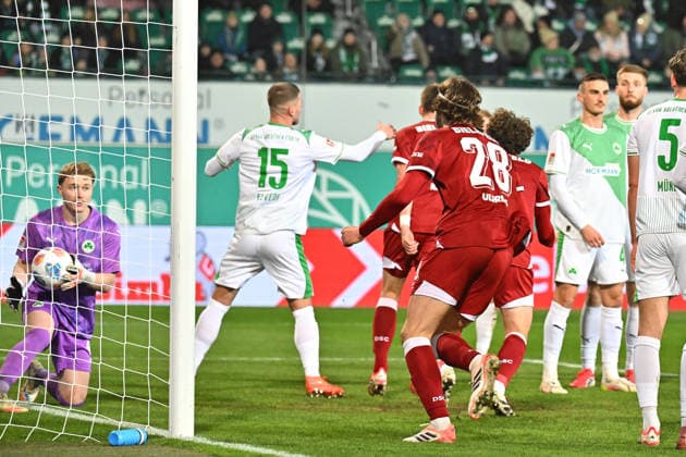 20.02.2026 - Fussball - Saison 2025 2026 - 2. Fussball - Bundesliga - 23. Spieltag: SpVgg Greuther Fürth ( Kleeblatt SGF ) - DSC Arminia Bielefeld - Sportfoto Zink MeZi - xmexzix - DFL regulations prohibit any use of photographs as image sequences and or quasi-video - only for editorial use - Robin Knoche (31, Arminia Bielefeld ) erzielt Treffer Tor Torschuß zum 1:1 gegen Silas Prüfrock (43, SpVgg Greuther Fürth )