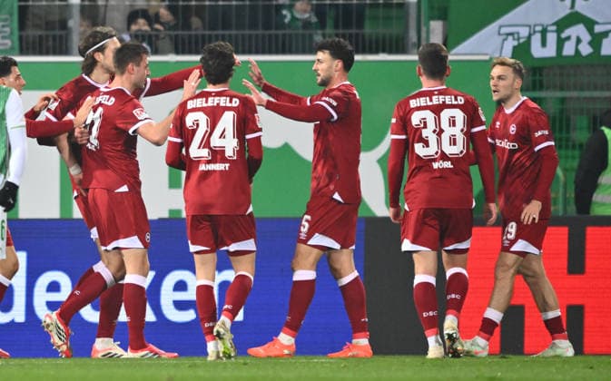 20.02.2026 - Fussball - Saison 2025 2026 - 2. Fussball - Bundesliga - 23. Spieltag: SpVgg Greuther Fürth ( Kleeblatt SGF ) - DSC Arminia Bielefeld - Sportfoto Zink - xwoxzix - DFL regulations prohibit any use of photographs as image sequences and or quasi-video - only for editorial use - Torjubel Jubel Freude nach Treffer Tor Torschuß zum 1:1 durch Robin Knoche (31, Arminia Bielefeld ) -