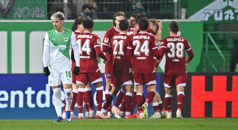 20.02.2026 - Fussball - Saison 2025 2026 - 2. Fussball - Bundesliga - 23. Spieltag: SpVgg Greuther Fürth ( Kleeblatt SGF ) - DSC Arminia Bielefeld - Sportfoto Zink - xwoxzix - DFL regulations prohibit any use of photographs as image sequences and or quasi-video - only for editorial use - Aaron Keller (16, SpVgg Greuther Fürth ) enttäuscht Enttäuschung - hinten Torjubel Jubel Freude nach Treffer Tor Torschuß zum 1:1 durch Robin Knoche (31, Arminia Bielefeld ) -