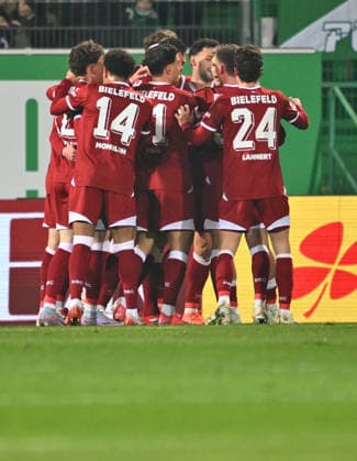 20.02.2026 - Fussball - Saison 2025 2026 - 2. Fussball - Bundesliga - 23. Spieltag: SpVgg Greuther Fürth ( Kleeblatt SGF ) - DSC Arminia Bielefeld - Sportfoto Zink - xwoxzix - DFL regulations prohibit any use of photographs as image sequences and or quasi-video - only for editorial use - Torjubel Jubel Freude nach Treffer Tor Torschuß zum 1:1 durch Robin Knoche (31, Arminia Bielefeld ) -