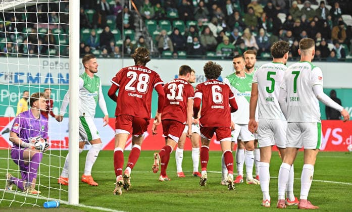 20.02.2026 - Fussball - Saison 2025 2026 - 2. Fussball - Bundesliga - 23. Spieltag: SpVgg Greuther Fürth ( Kleeblatt SGF ) - DSC Arminia Bielefeld - Sportfoto Zink MeZi - xmexzix - DFL regulations prohibit any use of photographs as image sequences and or quasi-video - only for editorial use - Torjubel Jubel Freude nach Treffer Tor Torschuß zum 1:1 durch Robin Knoche (31, Arminia Bielefeld ) - Silas Prüfrock (43, SpVgg Greuther Fürth ) enttäuscht Enttäuschung