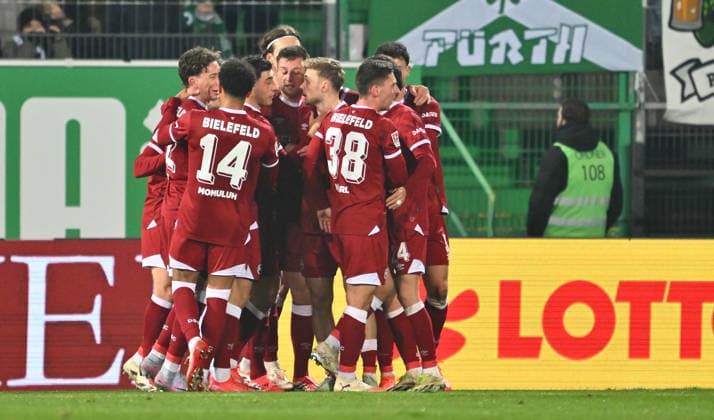 20.02.2026 - Fussball - Saison 2025 2026 - 2. Fussball - Bundesliga - 23. Spieltag: SpVgg Greuther Fürth ( Kleeblatt SGF ) - DSC Arminia Bielefeld - Sportfoto Zink - xwoxzix - DFL regulations prohibit any use of photographs as image sequences and or quasi-video - only for editorial use - Torjubel Jubel Freude nach Treffer Tor Torschuß zum 1:1 durch Robin Knoche (31, Arminia Bielefeld ) -