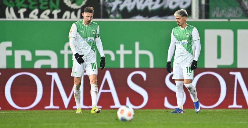 20.02.2026 - Fussball - Saison 2025 2026 - 2. Fussball - Bundesliga - 23. Spieltag: SpVgg Greuther Fürth ( Kleeblatt SGF ) - DSC Arminia Bielefeld - Sportfoto Zink - xwoxzix - DFL regulations prohibit any use of photographs as image sequences and or quasi-video - only for editorial use - Branimir Hrgota (10, SpVgg Greuther Fürth ) Aaron Keller (16, SpVgg Greuther Fürth ) enttäuscht Enttäuschung