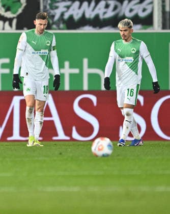 20.02.2026 - Fussball - Saison 2025 2026 - 2. Fussball - Bundesliga - 23. Spieltag: SpVgg Greuther Fürth ( Kleeblatt SGF ) - DSC Arminia Bielefeld - Sportfoto Zink - xwoxzix - DFL regulations prohibit any use of photographs as image sequences and or quasi-video - only for editorial use - Branimir Hrgota (10, SpVgg Greuther Fürth ) Aaron Keller (16, SpVgg Greuther Fürth ) enttäuscht Enttäuschung