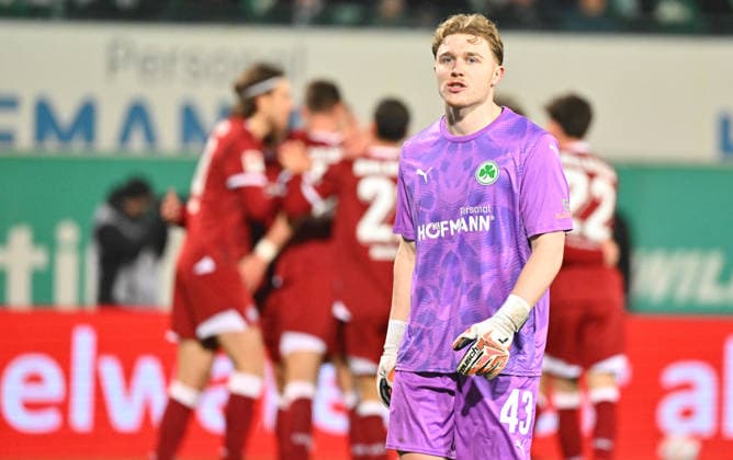 20.02.2026 - Fussball - Saison 2025 2026 - 2. Fussball - Bundesliga - 23. Spieltag: SpVgg Greuther Fürth ( Kleeblatt SGF ) - DSC Arminia Bielefeld - Sportfoto Zink MeZi - xmexzix - DFL regulations prohibit any use of photographs as image sequences and or quasi-video - only for editorial use - Silas Prüfrock (43, SpVgg Greuther Fürth ) enttäuscht Enttäuschung nach Gegentor Tor zum 1:1