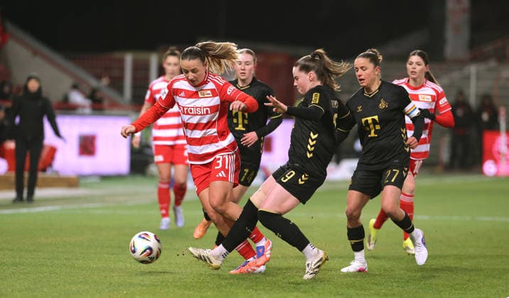 Tanja Pawollek am Ball, Adriana Achcinska, Laura Feiersinger Zweikampf Spielszene Aktion Fußball Fussball Bundesliga Damen Frauen Saison 2025 2026 20.02.2026 1.FC Union Berlin vs. 1.FC Köln DFL regulations prohibit any use of photographs as image sequences and or quasi-video