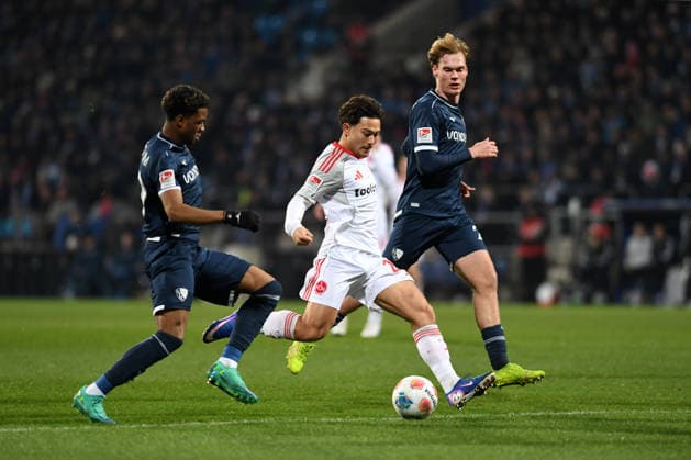 Farid Alfa-Ruprecht (VfL Bochum), Justin von der Hitz (1. FC Nuernberg) und Mats Pannewig (VfL Bochum) im Zweikampf waehrend des spiels der 2. Bundesliga zwischen VfL Bochum und 1. FC Nürnberg, Vonovia Ruhrstadion am 20. February 2026 in Bochum, Deutschland. (Foto von Ralf Treese DeFodi Images) +++ Farid Alfa-Ruprecht (VfL Bochum), Justin von der Hitz (1. FC Nuernberg) und Mats Pannewig (VfL Bochum) battle for the ball during the 2. Bundesliga match between VfL Bochum and 1. FC Nürnberg at Vonovia Ruhrstadion on February 20, 2026 in Bochum, Germany. (Photo by Ralf Treese DeFodi Images) (Photo by Ralf Treese DeFodi Images) -