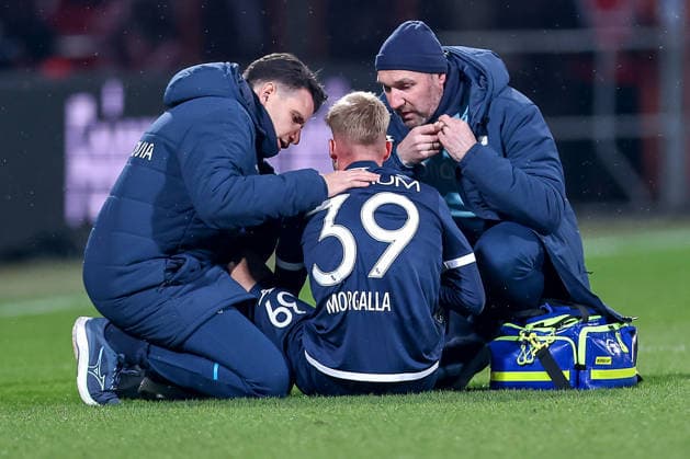 20.02.2026, Fußball, VfL Bochum - 1. FC Nürnberg, 2. Fußball Bundesliga, 23. Spieltag, Vonovia Ruhrstadion, Saison 2025 2026: Leandro Morgalla (VfL Bochum 39) sitzt verletzt auf dem Soielfeld und muss medizinisch versorgt werden. DFB regulations prohibit any use of photographs as image sequences and or quasi-video. Nordrhein-Westfalen Deutschland