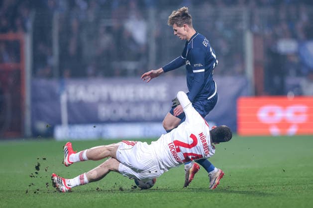 20.02.2026, Fußball, VfL Bochum - 1. FC Nürnberg, 2. Fußball Bundesliga, 23. Spieltag, Vonovia Ruhrstadion, Saison 2025 2026: Luka Lochoshvili (1FC Nuernberg 24) im Zweikampf gegen Oliver Olsen (VfL Bochum 13) DFB regulations prohibit any use of photographs as image sequences and or quasi-video. Nordrhein-Westfalen Deutschland