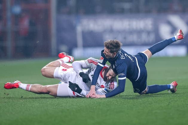 20.02.2026, Fußball, VfL Bochum - 1. FC Nürnberg, 2. Fußball Bundesliga, 23. Spieltag, Vonovia Ruhrstadion, Saison 2025 2026: Luka Lochoshvili (1FC Nuernberg 24) im Zweikampf gegen Oliver Olsen (VfL Bochum 13) DFB regulations prohibit any use of photographs as image sequences and or quasi-video. Nordrhein-Westfalen Deutschland