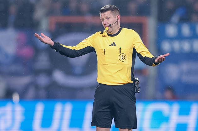 20.02.2026, Fußball, VfL Bochum - 1. FC Nürnberg, 2. Fußball Bundesliga, 23. Spieltag, Vonovia Ruhrstadion, Saison 2025 2026: Schiedsrichter Patrick Ittrich gestikulierend auf dem Spielfeld DFB regulations prohibit any use of photographs as image sequences and or quasi-video. Nordrhein-Westfalen Deutschland