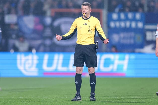 20.02.2026, Fußball, VfL Bochum - 1. FC Nürnberg, 2. Fußball Bundesliga, 23. Spieltag, Vonovia Ruhrstadion, Saison 2025 2026: Schiedsrichter Patrick Ittrich gestikulierend auf dem Spielfeld DFB regulations prohibit any use of photographs as image sequences and or quasi-video. Nordrhein-Westfalen Deutschland