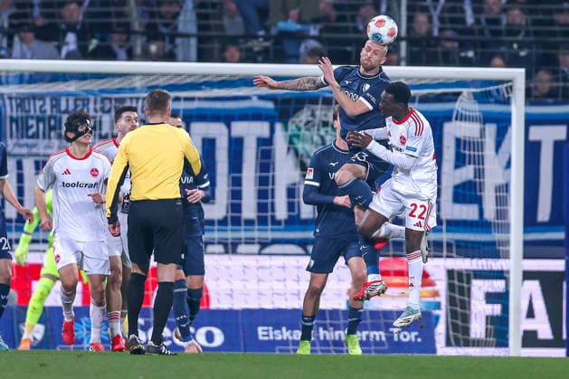 20.02.2026, Fußball, VfL Bochum - 1. FC Nürnberg, 2. Fußball Bundesliga, 23. Spieltag, Vonovia Ruhrstadion, Saison 2025 2026: Philipp Hofmann (VfL Bochum 33) im Zweikampf gegen Rabby Nzingoula (1FC Nuernberg 22) Kopfball im Strafraum DFB regulations prohibit any use of photographs as image sequences and or quasi-video. Nordrhein-Westfalen Deutschland