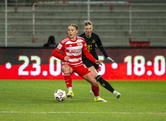 Fußball, Frauen, Saison 2025 2026, Google Pixel Frauen-Bundesliga (19. Spieltag), 1. FC Union Berlin - 1. FC Köln, v. l. Lia Kamber (1. FC Union), Anna-Lena Stolze (Köln), 20.02. 2026, Copyright: xMatthiasxKochx