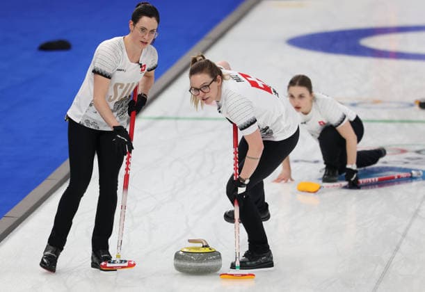 (260220) -- CORTINA D AMPEZZO, Feb. 20, 2026 -- Alina Paetz (C) and Carole Howald (L) of Switzerland compete during the curling women s semifinal match between the United States and Switzerland at the 2026 Milan-Cortina Winter Olympics in Cortina, Italy, Feb. 20, 2026. ) (MICO2026)ITALY-CORTINA D AMPEZZO-OLYMPIC Winter games, Winterspiele,Spiele, Summer games CURLING-WOMEN-SEMIFINAL-USA VS SUI ZhangxChenlin 