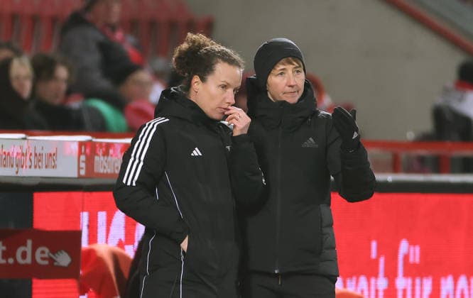 Co Trainerin Sabrina Eckhoff redet mit Trainerin Ailien Poese Fußball Fussball Bundesliga Damen Frauen Saison 2025 2026 20.02.2026 1.FC Union Berlin vs. 1.FC Köln DFL regulations prohibit any use of photographs as image sequences and or quasi-video