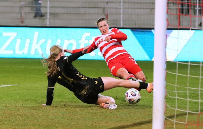 Dina Orschmann erzielt das Tor zum 1:0 gegen Carlotta Imping Zweikampf Spielszene Aktion Fußball Fussball Bundesliga Damen Frauen Saison 2025 2026 20.02.2026 1.FC Union Berlin vs. 1.FC Köln DFL regulations prohibit any use of photographs as image sequences and or quasi-video