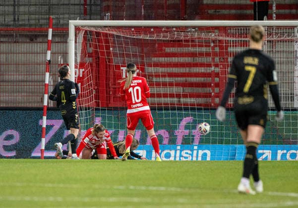 Fußball, Frauen, Saison 2025 2026, Google Pixel Frauen-Bundesliga (19. Spieltag), 1. FC Union Berlin - 1. FC Köln, v. l. Dina Orschmann (1. FC Union) erzielt das Tor zum 1:0 gegen Carlotta Imping (Köln), 20.02. 2026, Copyright: xMatthiasxKochx