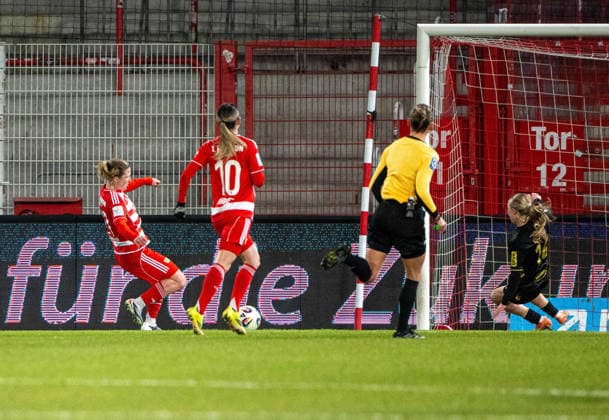 Fußball, Frauen, Saison 2025 2026, Google Pixel Frauen-Bundesliga (19. Spieltag), 1. FC Union Berlin - 1. FC Köln, v. l. Dina Orschmann (1. FC Union) erzielt das Tor zum 1:0 gegen Carlotta Imping (Köln), 20.02. 2026, Copyright: xMatthiasxKochx