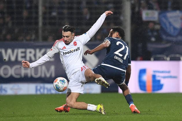 Fußball 2. Bundesliga 23. Spieltag VfL Bochum - 1. FC Nürnberg am 20.02.2026 im Vonovia Ruhrstadion in Bochum Berkay Yilmaz ( Nürnberg ), links - Francis Onyeka ( Bochum ), rechts DFL regulations prohibit any use of photographs as image sequences and or quasi-video.