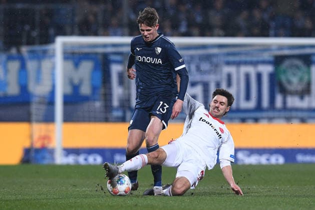 Fußball 2. Bundesliga 23. Spieltag VfL Bochum - 1. FC Nürnberg am 20.02.2026 im Vonovia Ruhrstadion in Bochum Oliver Olsen ( Bochum ), links - Tom Baack ( Nürnberg ), rechts DFL regulations prohibit any use of photographs as image sequences and or quasi-video.