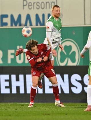 20.02.2026 - Fussball - Saison 2025 2026 - 2. Fussball - Bundesliga - 23. Spieltag: SpVgg Greuther Fürth ( Kleeblatt SGF ) - DSC Arminia Bielefeld - Sportfoto Zink - xwoxzix - DFL regulations prohibit any use of photographs as image sequences and or quasi-video - only for editorial use - Mael Corboz (6, Arminia Bielefeld ) Paul Will (13, SpVgg Greuther Fürth )