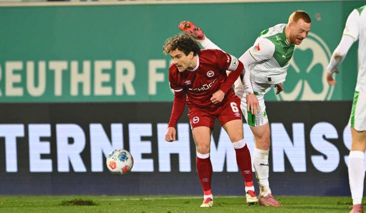 20.02.2026 - Fussball - Saison 2025 2026 - 2. Fussball - Bundesliga - 23. Spieltag: SpVgg Greuther Fürth ( Kleeblatt SGF ) - DSC Arminia Bielefeld - Sportfoto Zink - xwoxzix - DFL regulations prohibit any use of photographs as image sequences and or quasi-video - only for editorial use - Mael Corboz (6, Arminia Bielefeld ) Paul Will (13, SpVgg Greuther Fürth )