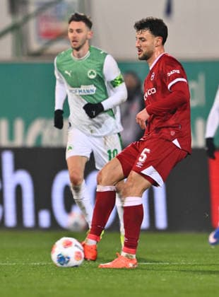20.02.2026 - Fussball - Saison 2025 2026 - 2. Fussball - Bundesliga - 23. Spieltag: SpVgg Greuther Fürth ( Kleeblatt SGF ) - DSC Arminia Bielefeld - Sportfoto Zink - xwoxzix - DFL regulations prohibit any use of photographs as image sequences and or quasi-video - only for editorial use - Maximilian Bauer (5, Arminia Bielefeld )