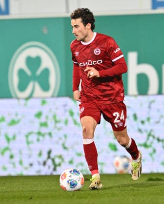 20.02.2026 - Fussball - Saison 2025 2026 - 2. Fussball - Bundesliga - 23. Spieltag: SpVgg Greuther Fürth ( Kleeblatt SGF ) - DSC Arminia Bielefeld - Sportfoto Zink - xwoxzix - DFL regulations prohibit any use of photographs as image sequences and or quasi-video - only for editorial use - Christopher Lannert (24, Arminia Bielefeld ) Freisteller Einzelbild