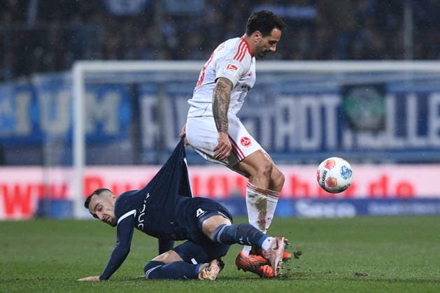 Fußball 2. Bundesliga 23. Spieltag VfL Bochum - 1. FC Nürnberg am 20.02.2026 im Vonovia Ruhrstadion in Bochum Erhan Masovic ( Bochum ), links - Mohamed Ali Zoma ( Nürnberg ), rechts DFL regulations prohibit any use of photographs as image sequences and or quasi-video.