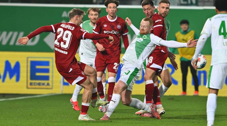 20.02.2026 - Fussball - Saison 2025 2026 - 2. Fussball - Bundesliga - 23. Spieltag: SpVgg Greuther Fürth ( Kleeblatt SGF ) - DSC Arminia Bielefeld - Sportfoto Zink - xwoxzix - DFL regulations prohibit any use of photographs as image sequences and or quasi-video - only for editorial use - Tim Handwerker (29, Arminia Bielefeld ) Paul Will (13, SpVgg Greuther Fürth )