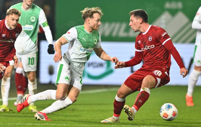 20.02.2026 - Fussball - Saison 2025 2026 - 2. Fussball - Bundesliga - 23. Spieltag: SpVgg Greuther Fürth ( Kleeblatt SGF ) - DSC Arminia Bielefeld - Sportfoto Zink - xwoxzix - DFL regulations prohibit any use of photographs as image sequences and or quasi-video - only for editorial use - Jannik Dehm ( 23, SpVgg Greuther Fürth ) Marius Wörl Woerl (38, Arminia Bielefeld )