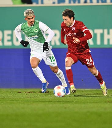 20.02.2026 - Fussball - Saison 2025 2026 - 2. Fussball - Bundesliga - 23. Spieltag: SpVgg Greuther Fürth ( Kleeblatt SGF ) - DSC Arminia Bielefeld - Sportfoto Zink - xwoxzix - DFL regulations prohibit any use of photographs as image sequences and or quasi-video - only for editorial use - Aaron Keller (16, SpVgg Greuther Fürth ) Christopher Lannert (24, Arminia Bielefeld )