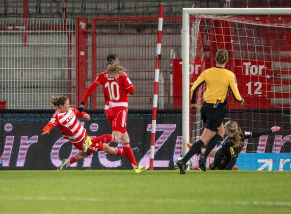 Fußball, Frauen, Saison 2025 2026, Google Pixel Frauen-Bundesliga (19. Spieltag), 1. FC Union Berlin - 1. FC Köln, v. l. Dina Orschmann (1. FC Union) erzielt das Tor zum 1:0 gegen Carlotta Imping (Köln), 20.02. 2026, Copyright: xMatthiasxKochx