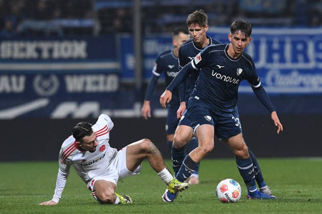 Fußball 2. Bundesliga 23. Spieltag VfL Bochum - 1. FC Nürnberg am 20.02.2026 im Vonovia Ruhrstadion in Bochum Berkay Yilmaz ( Nürnberg ), links - Cajetan Lenz ( Bochum ), rechts DFL regulations prohibit any use of photographs as image sequences and or quasi-video.