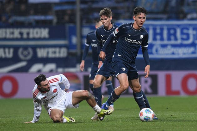 Fußball 2. Bundesliga 23. Spieltag VfL Bochum - 1. FC Nürnberg am 20.02.2026 im Vonovia Ruhrstadion in Bochum Berkay Yilmaz ( Nürnberg ), links - Cajetan Lenz ( Bochum ), rechts DFL regulations prohibit any use of photographs as image sequences and or quasi-video.