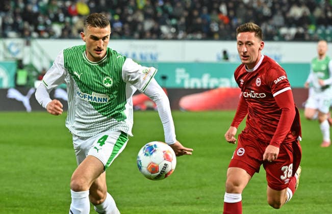 20.02.2026 - Fussball - Saison 2025 2026 - 2. Fussball - Bundesliga - 23. Spieltag: SpVgg Greuther Fürth ( Kleeblatt SGF ) - DSC Arminia Bielefeld - Sportfoto Zink MeZi - xmexzix - DFL regulations prohibit any use of photographs as image sequences and or quasi-video - only for editorial use - Philipp Ziereis (4, SpVgg Greuther Fürth ) Marius Wörl Woerl (38, Arminia Bielefeld, rechts )