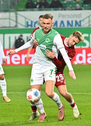 20.02.2026 - Fussball - Saison 2025 2026 - 2. Fussball - Bundesliga - 23. Spieltag: SpVgg Greuther Fürth ( Kleeblatt SGF ) - DSC Arminia Bielefeld - Sportfoto Zink MeZi - xmexzix - DFL regulations prohibit any use of photographs as image sequences and or quasi-video - only for editorial use - Dennis Srbeny (7, SpVgg Greuther Fürth ) vor Tim Handwerker (29, Arminia Bielefeld )