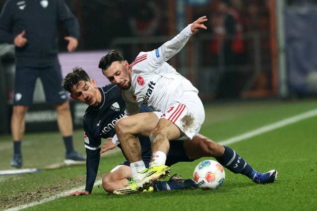 Bochum, Germany, 20.02.26, Cajetan Lenz (VfL Bochum) und Berkay Yilmaz (1.FC Nuernberg) im Zweikampf während des Spiels der 2. Bundesliga zwischen VfL 1848 Bochum - 1. FC Nuernberg im Vonovia Ruhrstadion in Bochum. (Photo by Joachim Bywaletz) DFB DFL REGULATIONS PROHIBIT ANY USE OF PHOTOGRAPHS AS IMAGE SEQUENCES AND OR QUASI-VIDEO.