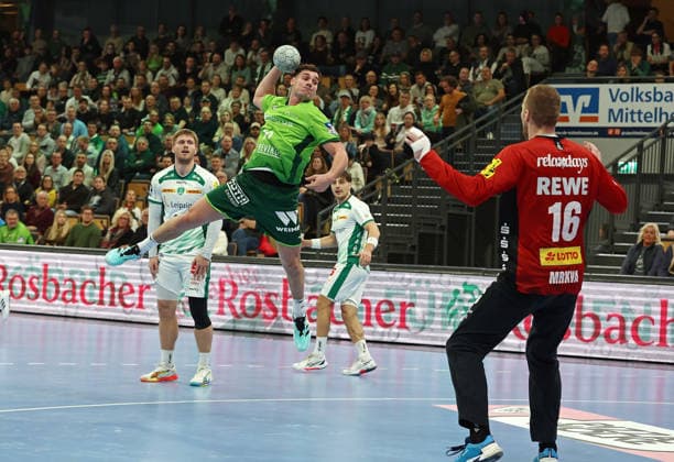 20.02.2026, xovx, Handball Daikin Handball Bundesliga, HSG Wetzlar - SC DHfK Leipzig v.l. Franz Semper (SC DHfK Leipzig), Josip Simic (HSG Wetzlar), Tomas Mrkva (SC DHfK Leipzig) Wetzlar Buderus-Arena Hessen Deutschland (DE)