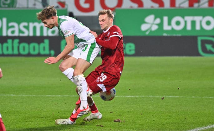 20.02.2026 - Fussball - Saison 2025 2026 - 2. Fussball - Bundesliga - 23. Spieltag: SpVgg Greuther Fürth ( Kleeblatt SGF ) - DSC Arminia Bielefeld - Sportfoto Zink MeZi - xmexzix - DFL regulations prohibit any use of photographs as image sequences and or quasi-video - only for editorial use - Jannik Dehm ( 23, SpVgg Greuther Fürth ) Tim Handwerker (29, Arminia Bielefeld, rechts )