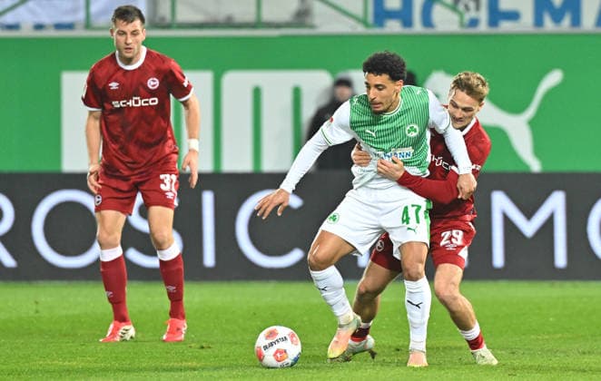 20.02.2026 - Fussball - Saison 2025 2026 - 2. Fussball - Bundesliga - 23. Spieltag: SpVgg Greuther Fürth ( Kleeblatt SGF ) - DSC Arminia Bielefeld - Sportfoto Zink MeZi - xmexzix - DFL regulations prohibit any use of photographs as image sequences and or quasi-video - only for editorial use - Sayfallah Ltaief (47, SpVgg Greuther Fürth ) vor Tim Handwerker (29, Arminia Bielefeld )