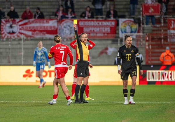 Fußball, Frauen, Saison 2025 2026, Google Pixel Frauen-Bundesliga (19. Spieltag), 1. FC Union Berlin - 1. FC Köln, Schiedsrichterin Fabienne Michel zeigt Lisa Heiseler (1. FC Union) die gelbe Karte, 20.02. 2026, Copyright: xMatthiasxKochx