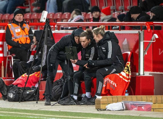 Fußball, Frauen, Saison 2025 2026, Google Pixel Frauen-Bundesliga (19. Spieltag), 1. FC Union Berlin - 1. FC Köln, v. l. Trainerin Ailien Poese (1. FC Union), Co-Trainerin Sabrina Eckhoff (1. FC Union), Torwarttrainerin Alisa Vetterlein (1. FC Union), 20.02. 2026, Copyright: xMatthiasxKochx