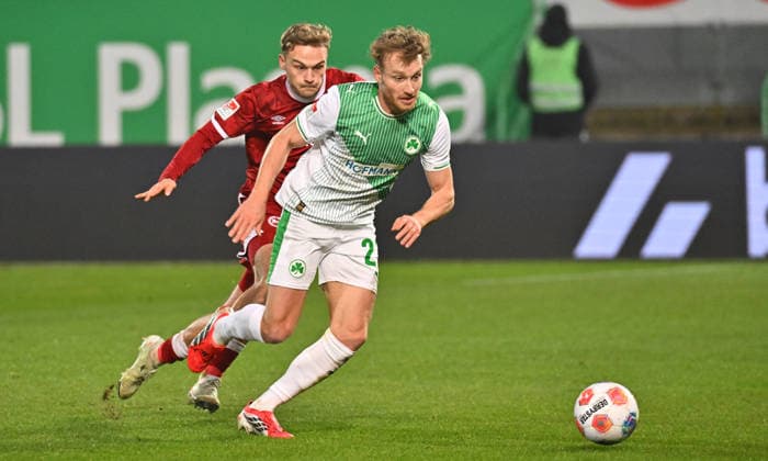 20.02.2026 - Fussball - Saison 2025 2026 - 2. Fussball - Bundesliga - 23. Spieltag: SpVgg Greuther Fürth ( Kleeblatt SGF ) - DSC Arminia Bielefeld - Sportfoto Zink MeZi - xmexzix - DFL regulations prohibit any use of photographs as image sequences and or quasi-video - only for editorial use - Jannik Dehm ( 23, SpVgg Greuther Fürth ) vor Tim Handwerker (29, Arminia Bielefeld )
