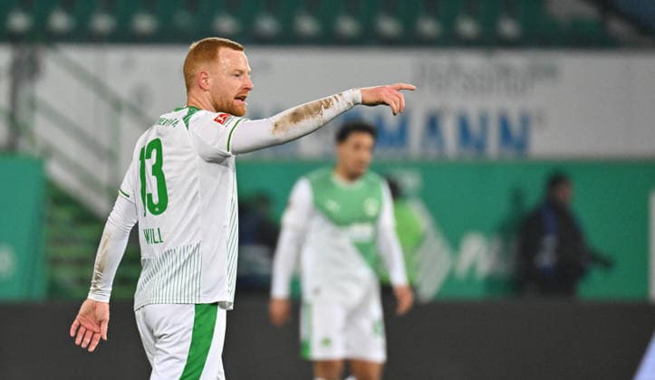 20.02.2026 - Fussball - Saison 2025 2026 - 2. Fussball - Bundesliga - 23. Spieltag: SpVgg Greuther Fürth ( Kleeblatt SGF ) - DSC Arminia Bielefeld - Sportfoto Zink MeZi - xmexzix - DFL regulations prohibit any use of photographs as image sequences and or quasi-video - only for editorial use - Paul Will (13, SpVgg Greuther Fürth ) dirigiert