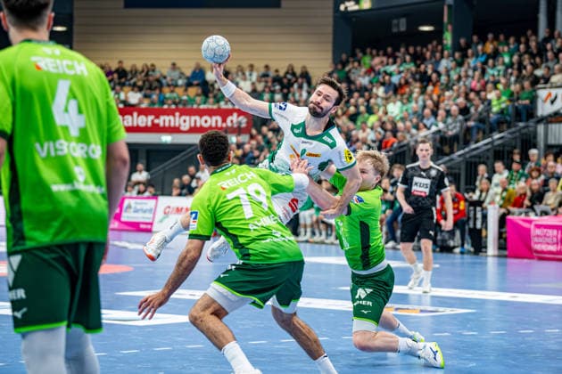 Handball Bundesliga; HSG Wetzlar - SC DHfK Leipzig, 20.02.26 Lukas Binder (SC DHfK Leipzig, 11), Ahmed Nafea (HSG Wetzlar, 79), Georg Löwen ((HSG Wetzlar, 33) Handball Bundesliga; HSG Wetzlar - SC DHfK Leipzig: Wetzlar, 20.02.26 Copyright: xBEAUTIFULxSPORTS Roeczeyx