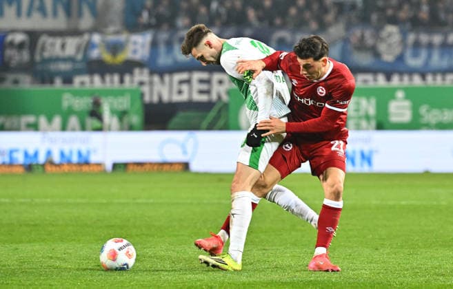 20.02.2026 - Fussball - Saison 2025 2026 - 2. Fussball - Bundesliga - 23. Spieltag: SpVgg Greuther Fürth ( Kleeblatt SGF ) - DSC Arminia Bielefeld - Sportfoto Zink MeZi - xmexzix - DFL regulations prohibit any use of photographs as image sequences and or quasi-video - only for editorial use - Branimir Hrgota (10, SpVgg Greuther Fürth ) Stefano Russo (21, Arminia Bielefeld, rechts )